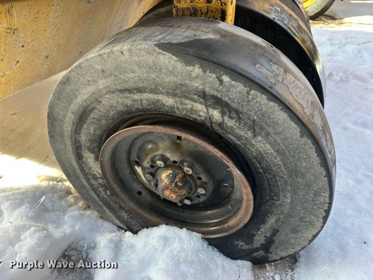 image for item DW4400 Caterpillar PS-110 pneumatic roller