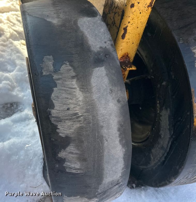 image for item DW4400 Caterpillar PS-110 pneumatic roller