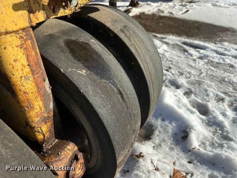 image for item DW4400 Caterpillar PS-110 pneumatic roller