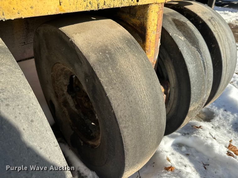 image for item DW4400 Caterpillar PS-110 pneumatic roller