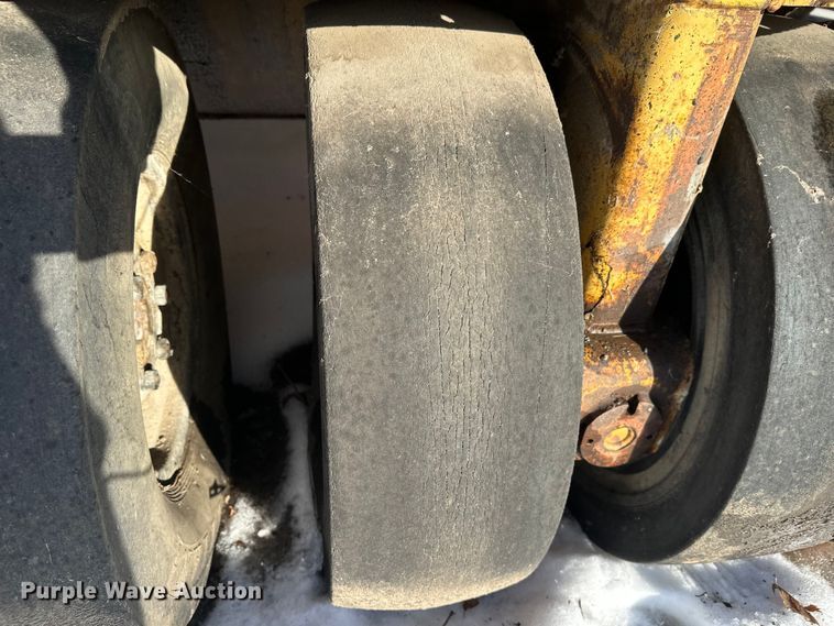 image for item DW4400 Caterpillar PS-110 pneumatic roller