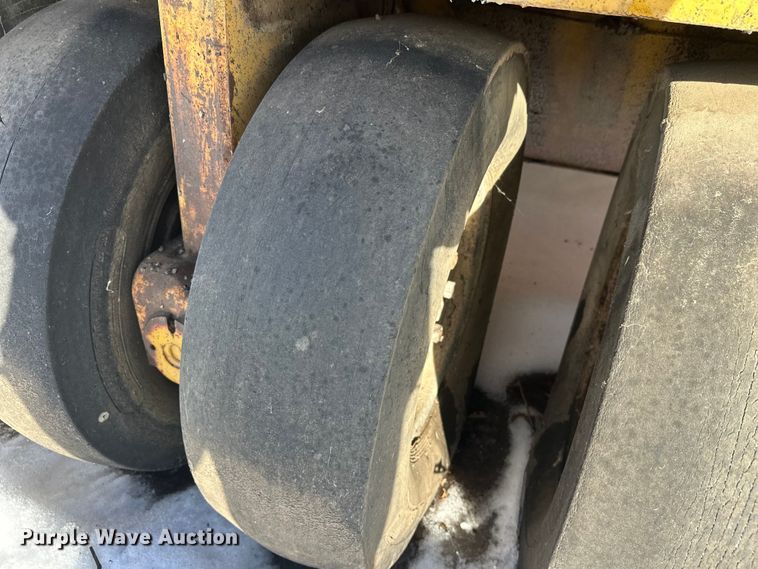 image for item DW4400 Caterpillar PS-110 pneumatic roller