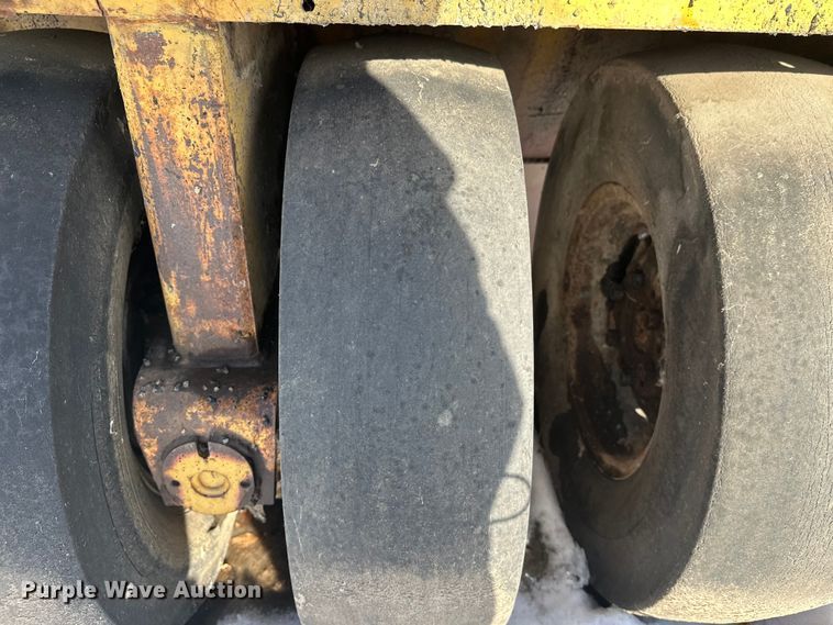image for item DW4400 Caterpillar PS-110 pneumatic roller