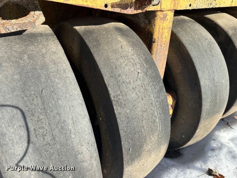image for item DW4400 Caterpillar PS-110 pneumatic roller