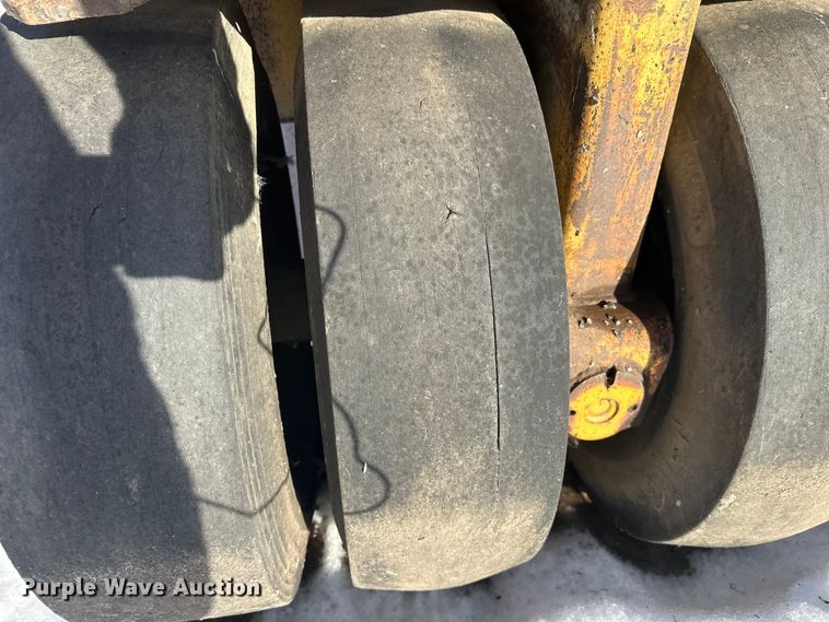 image for item DW4400 Caterpillar PS-110 pneumatic roller