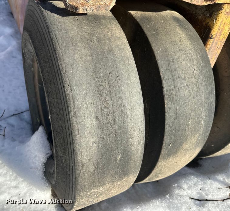 image for item DW4400 Caterpillar PS-110 pneumatic roller