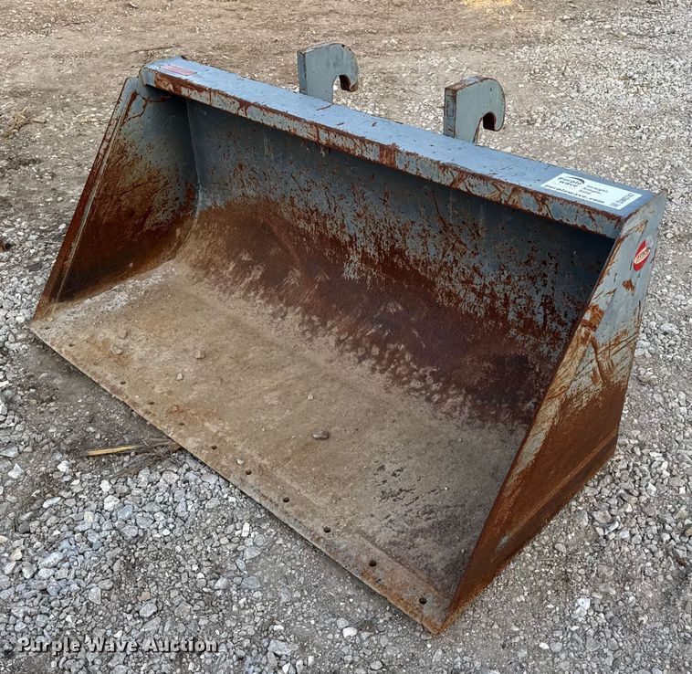 image for item DW6747 Arrow 3207212W144 telehandler Bucket