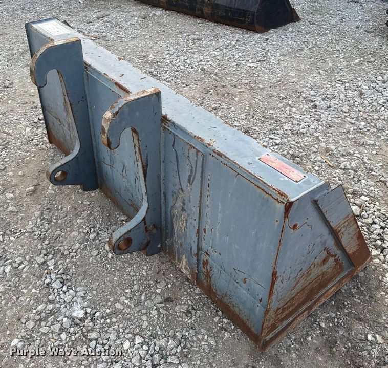 image for item DW6747 Arrow 3207212W144 telehandler Bucket