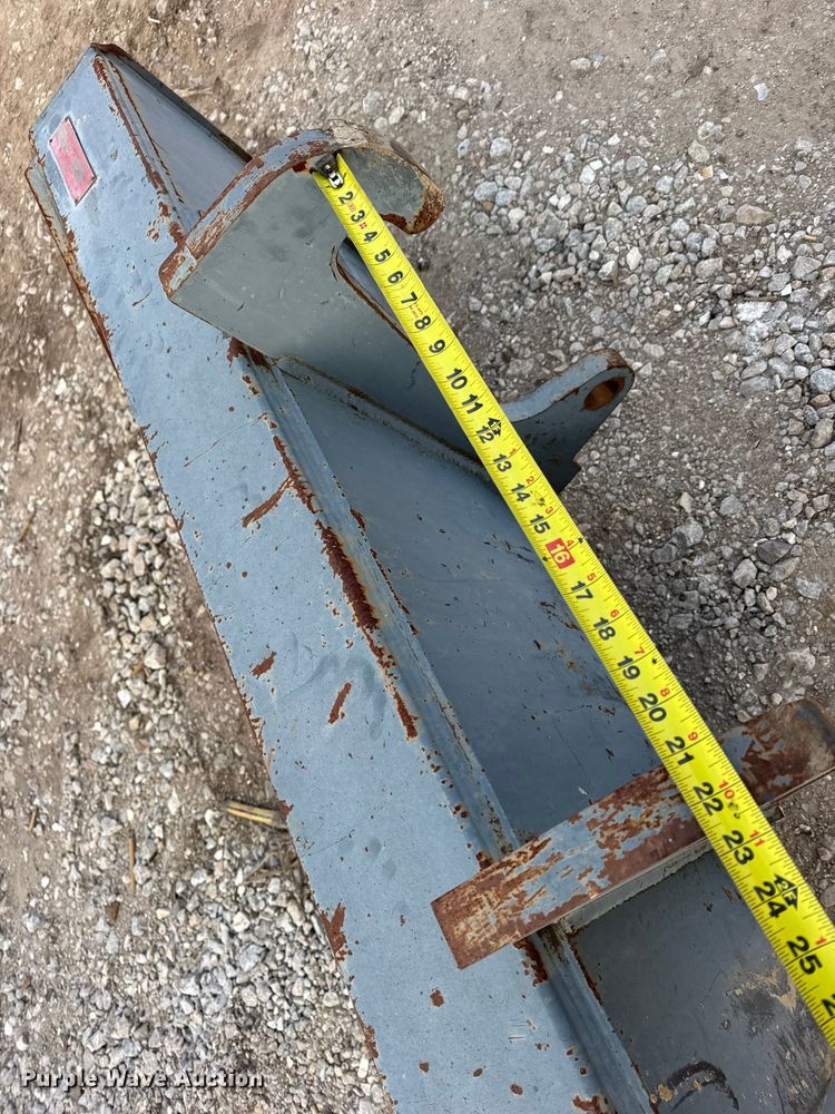 image for item DW6747 Arrow 3207212W144 telehandler Bucket