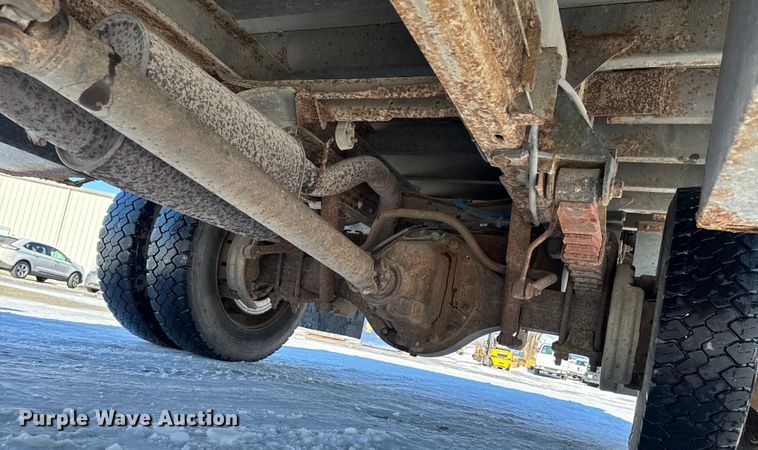 image for item EA2197 2001 Ford F550 Super Duty flatbed truck