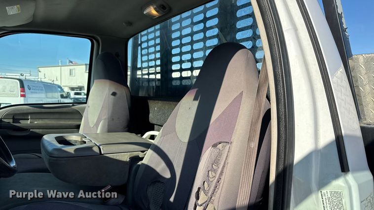 image for item EA2197 2001 Ford F550 Super Duty flatbed truck