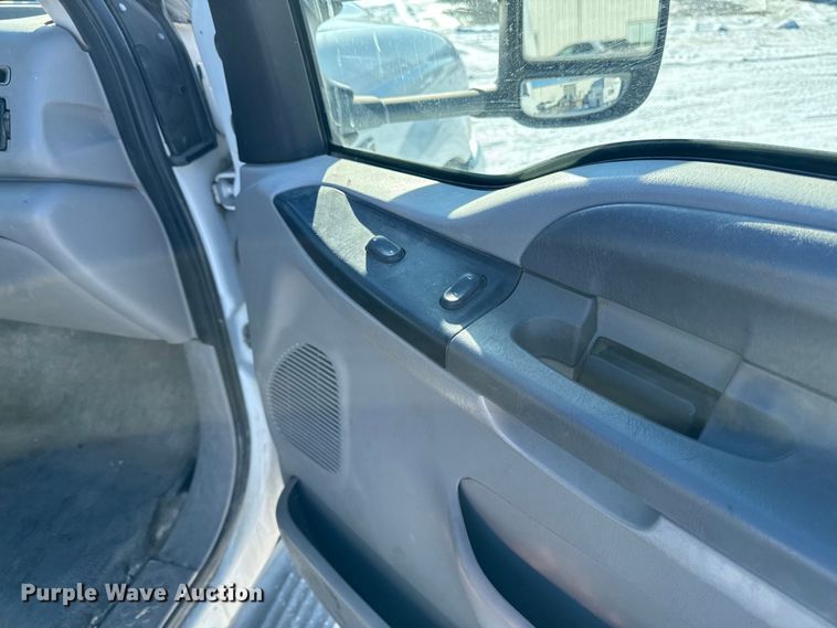 image for item EA2197 2001 Ford F550 Super Duty flatbed truck