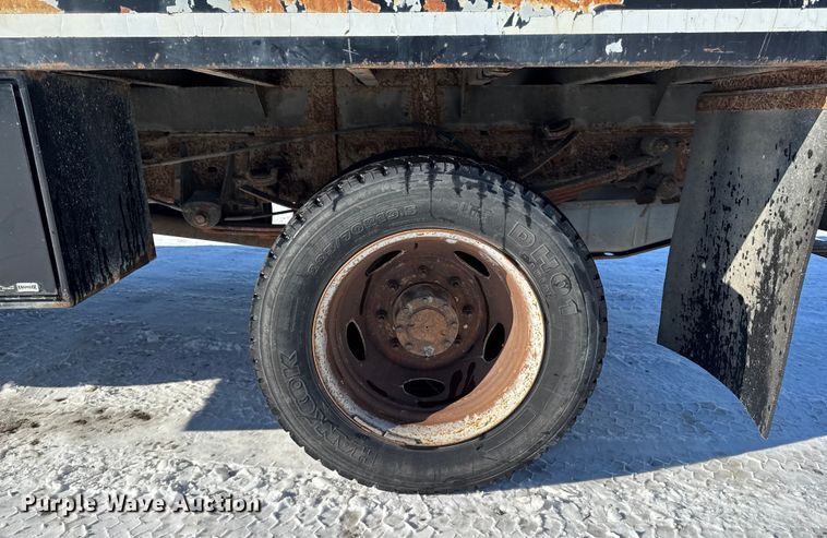 image for item EA2197 2001 Ford F550 Super Duty flatbed truck