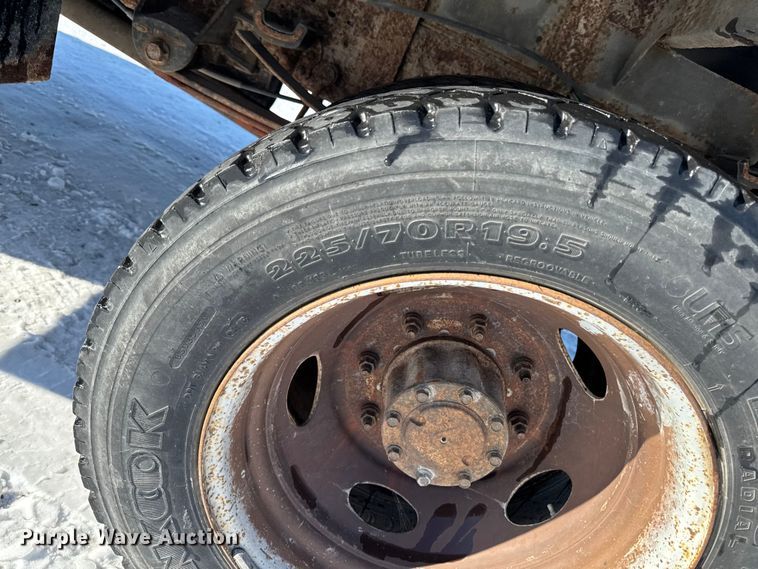 image for item EA2197 2001 Ford F550 Super Duty flatbed truck