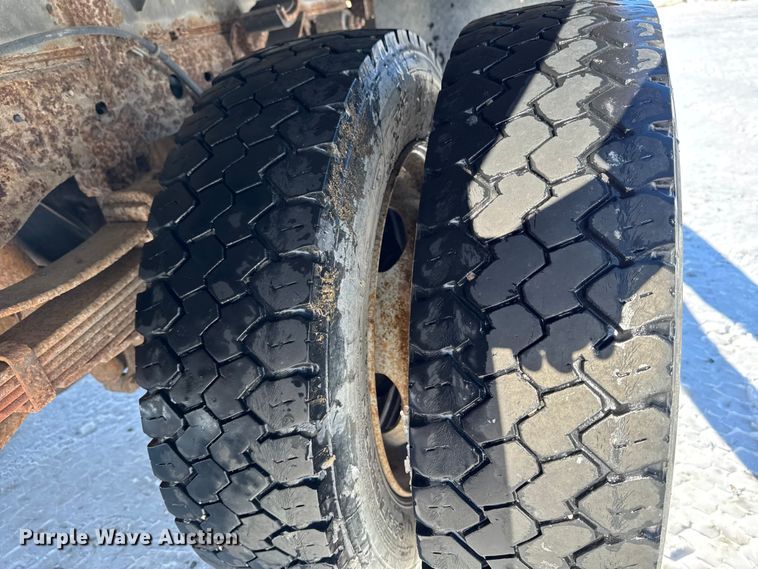 image for item EA2197 2001 Ford F550 Super Duty flatbed truck