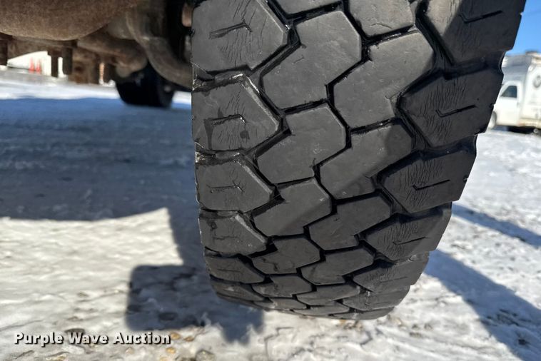 image for item EA2197 2001 Ford F550 Super Duty flatbed truck