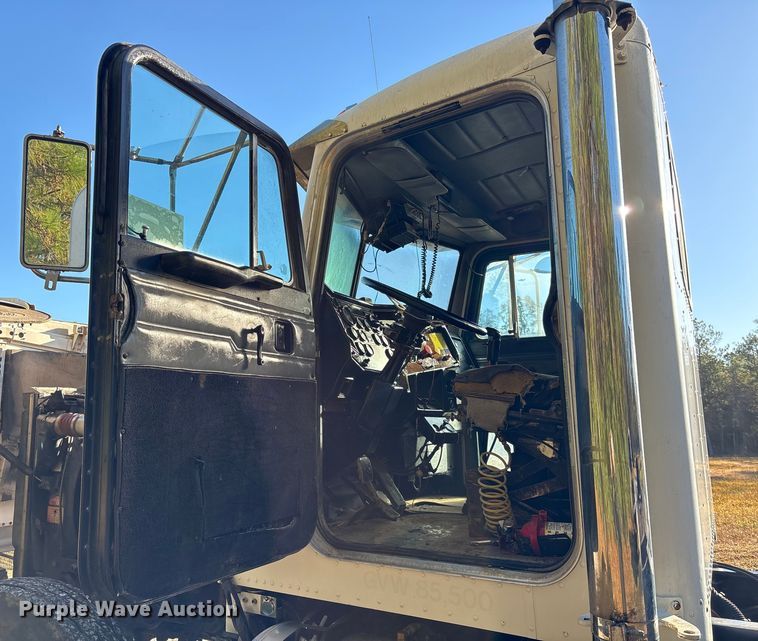 image for item EA7153 1998 Peterbilt 379 semi truck