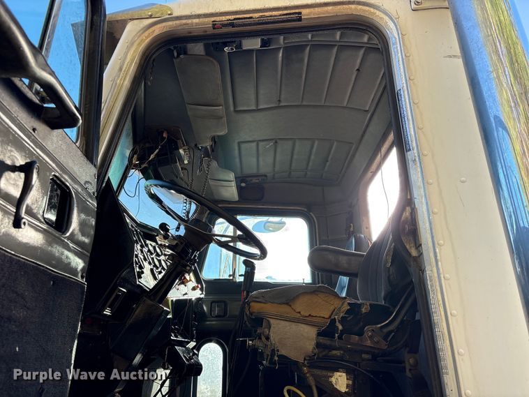 image for item EA7153 1998 Peterbilt 379 semi truck