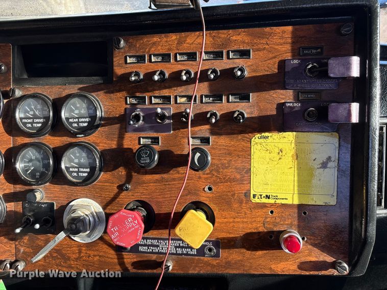 image for item EA7153 1998 Peterbilt 379 semi truck