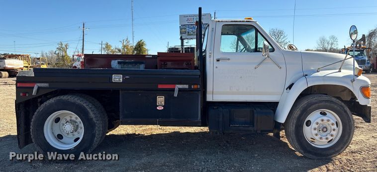 image for item EA7154 1997 Ford F800 semi truck