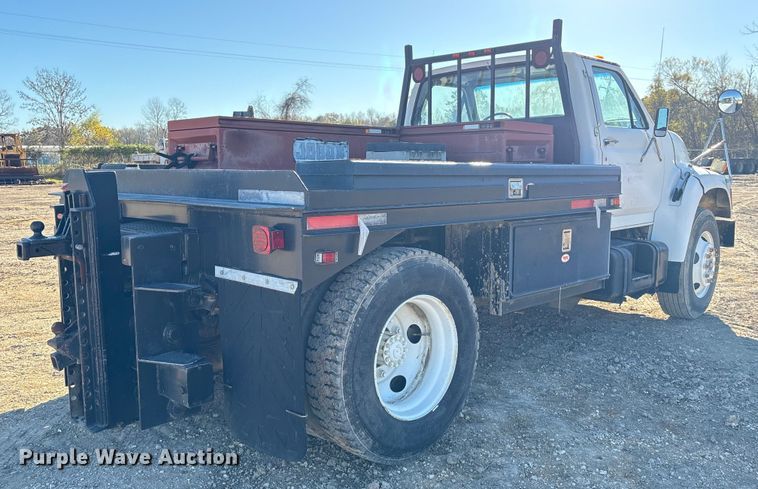 image for item EA7154 1997 Ford F800 semi truck