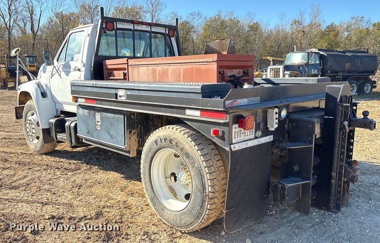 image for item EA7154 1997 Ford F800 semi truck