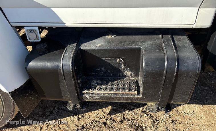 image for item EA7154 1997 Ford F800 semi truck