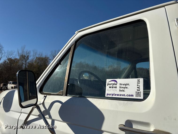 image for item EA7154 1997 Ford F800 semi truck