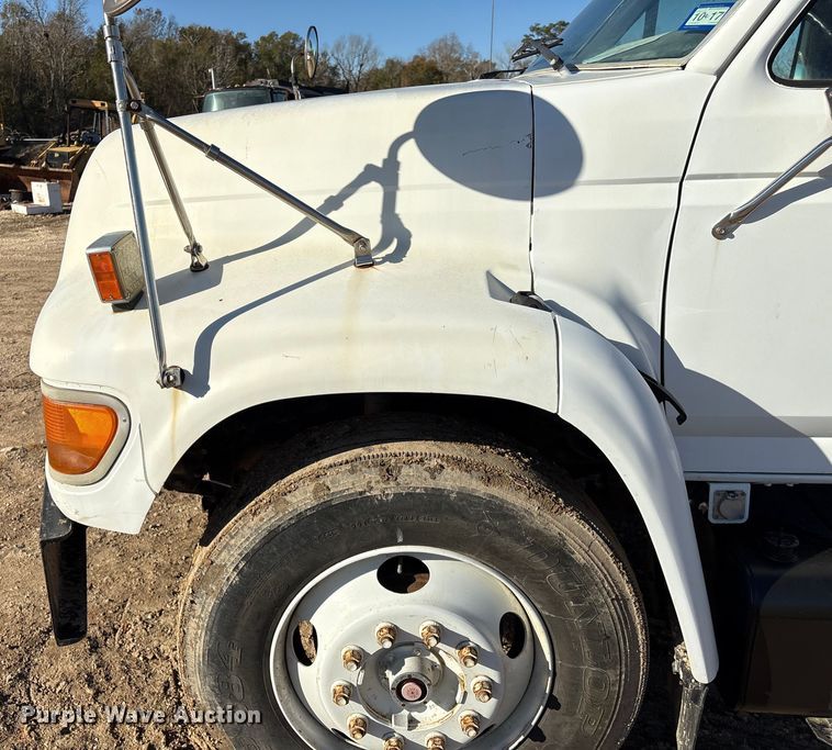 image for item EA7154 1997 Ford F800 semi truck