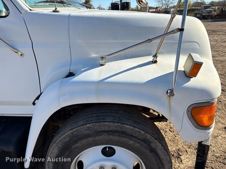 image for item EA7154 1997 Ford F800 semi truck