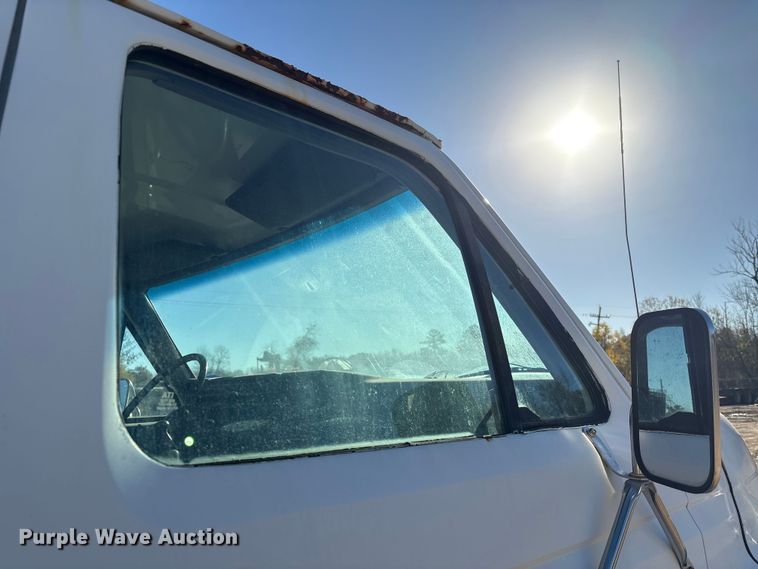 image for item EA7154 1997 Ford F800 semi truck