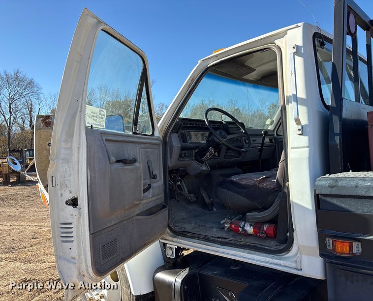 image for item EA7154 1997 Ford F800 semi truck