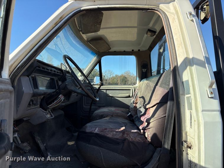 image for item EA7154 1997 Ford F800 semi truck