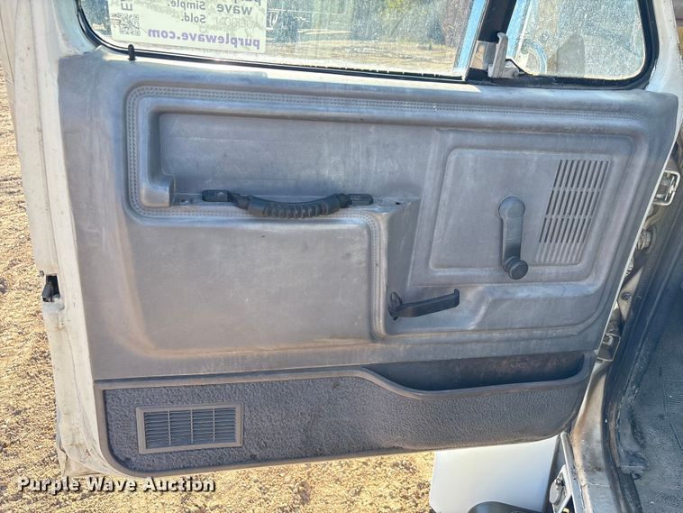 image for item EA7154 1997 Ford F800 semi truck