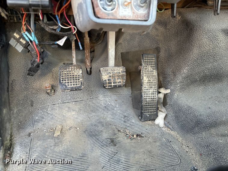 image for item EA7154 1997 Ford F800 semi truck