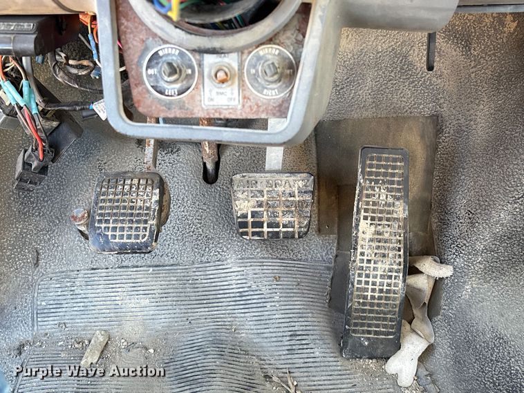 image for item EA7154 1997 Ford F800 semi truck