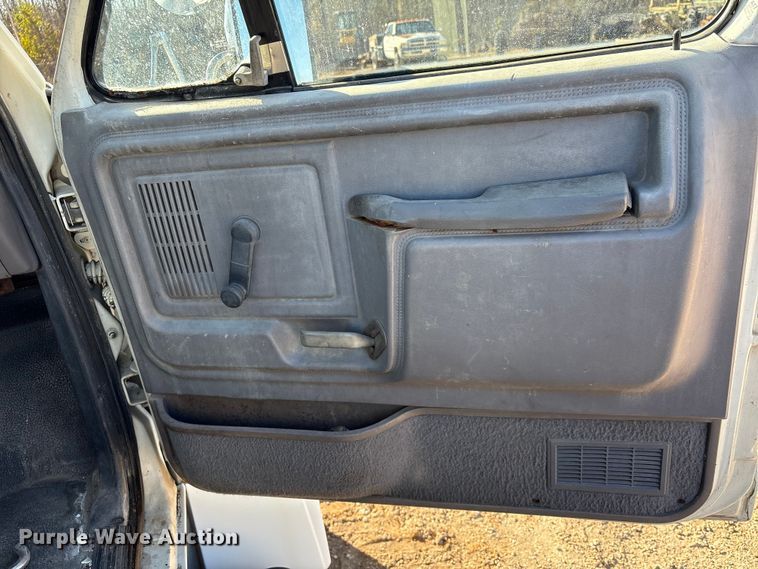 image for item EA7154 1997 Ford F800 semi truck