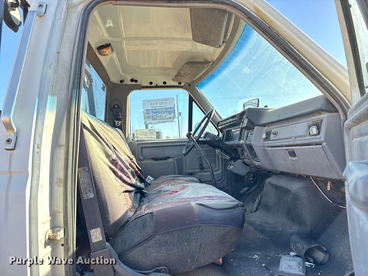 image for item EA7154 1997 Ford F800 semi truck