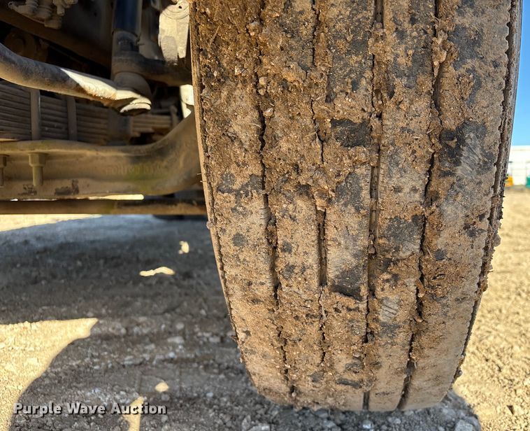 image for item EA7154 1997 Ford F800 semi truck