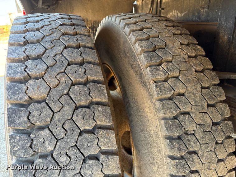 image for item EA7154 1997 Ford F800 semi truck