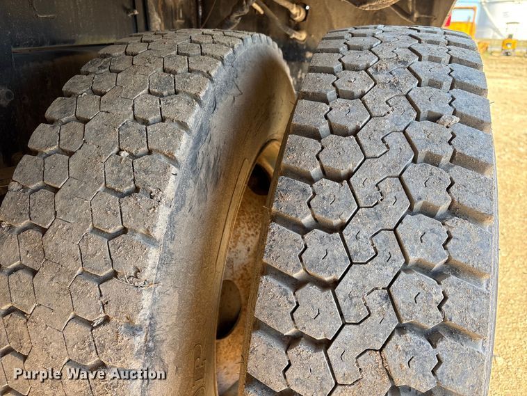 image for item EA7154 1997 Ford F800 semi truck