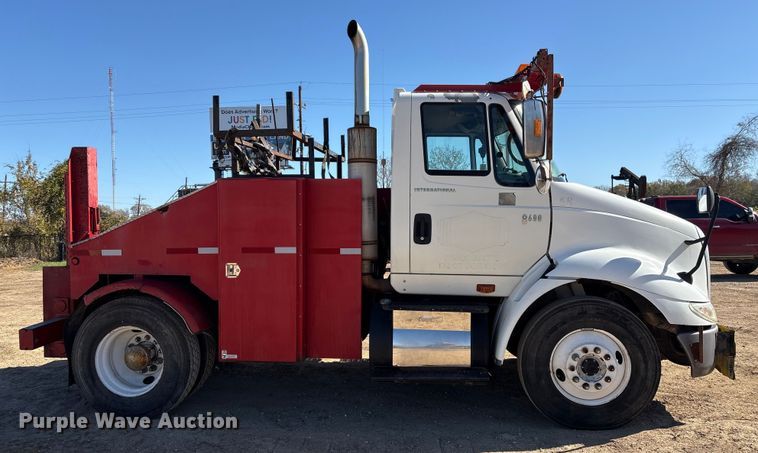 image for item EA7160 2006 International 8600 semi truck