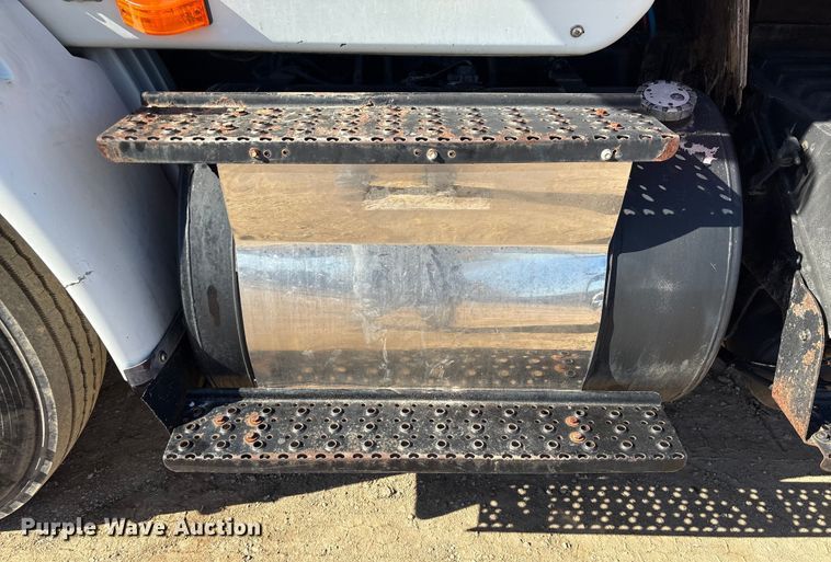 image for item EA7160 2006 International 8600 semi truck