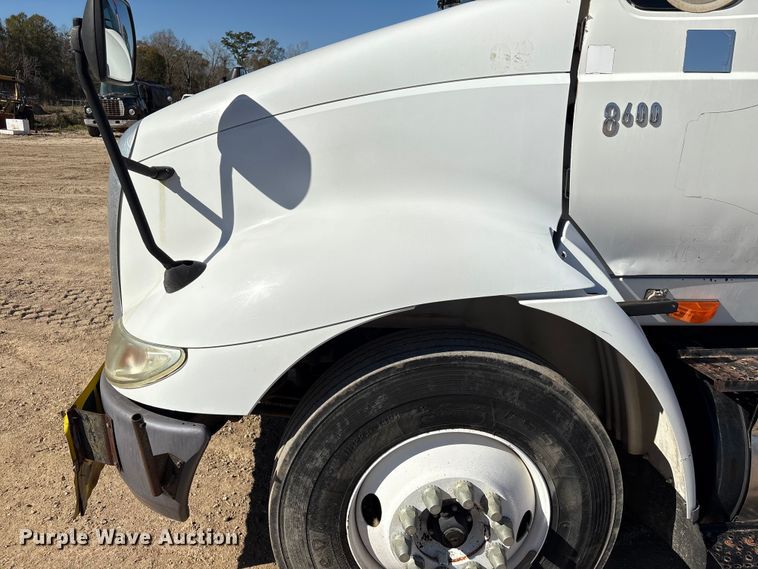 image for item EA7160 2006 International 8600 semi truck