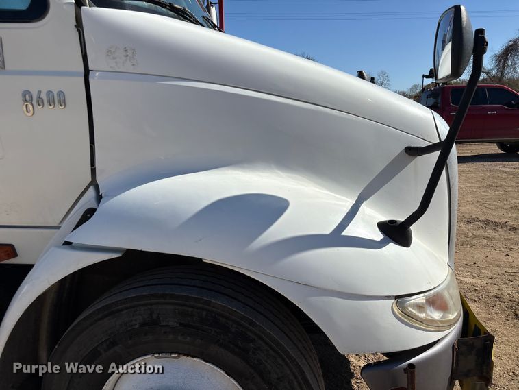 image for item EA7160 2006 International 8600 semi truck