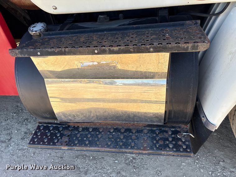 image for item EA7160 2006 International 8600 semi truck