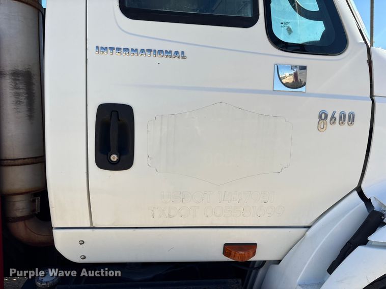image for item EA7160 2006 International 8600 semi truck