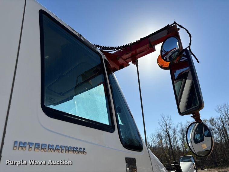 image for item EA7160 2006 International 8600 semi truck