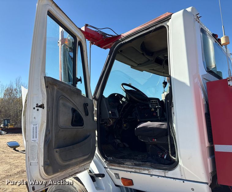 image for item EA7160 2006 International 8600 semi truck