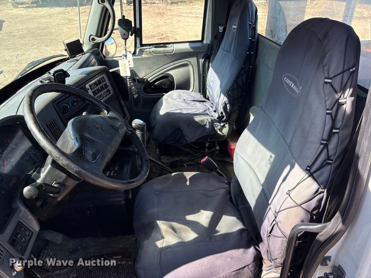 image for item EA7160 2006 International 8600 semi truck